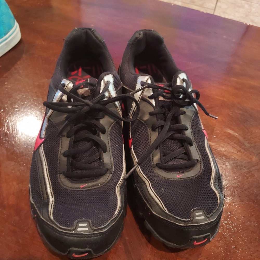 Black size 9 Nike shocks